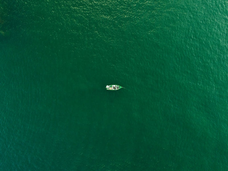 O BARCO VERDE NO MAR VERDE