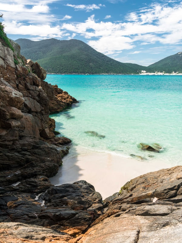 PEDRAS BEIJANDO O MAR AZUL - PARAÍSO EM ARRAIAL DO CABO