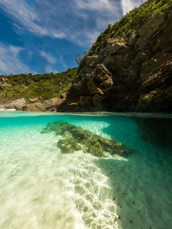 PEDRAS BEIJANDO O MAR AZUL - AQUÁRIO
