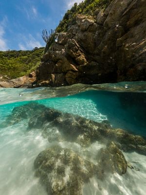 PEDRAS BEIJANDO O MAR AZUL - AQUARIO II