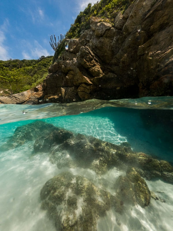PEDRAS BEIJANDO O MAR AZUL - AQUARIO II