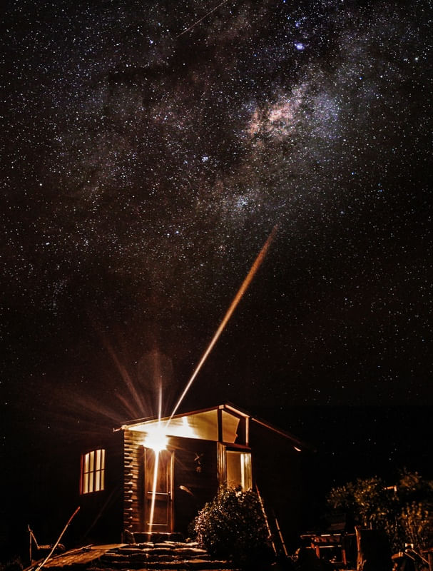 NOITE ESTRELADA, CASA ILUMINADA