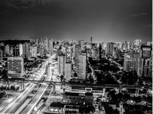 SÃO PAULO EM PRETO E BRANCO ILUMINADO