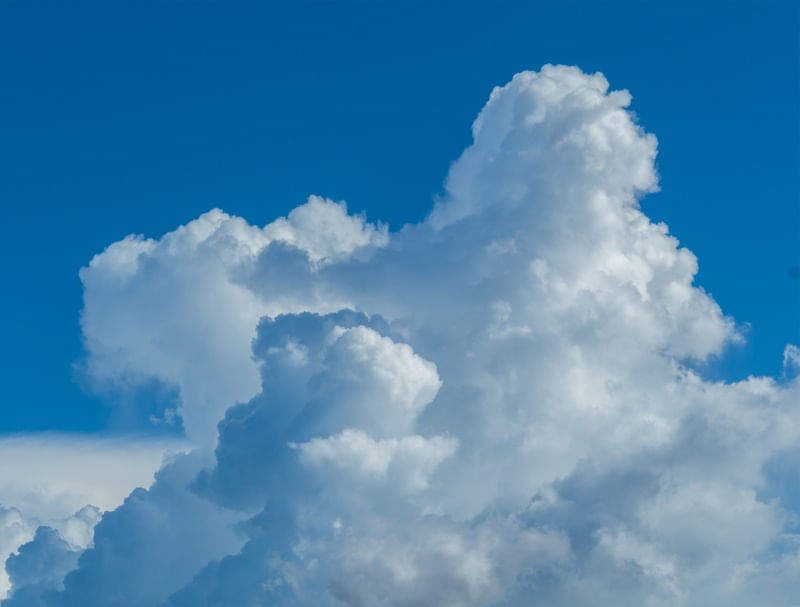 NUVENS NO CÉU AZUL