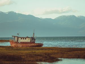 PEQUENO BARCO ENCALHADO