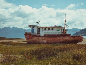 UM BARCO VELHO