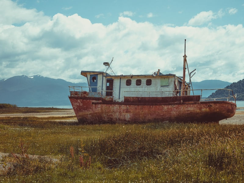 UM BARCO VELHO