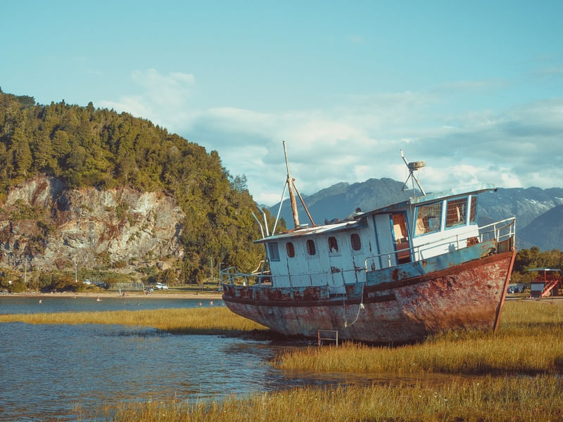 BARCO VELHO DE PESCA ENCALHADO