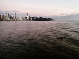 PRÉDIOS NA ORLA DA PRAIA