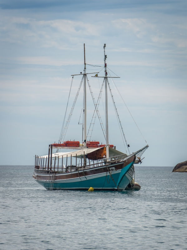 BARCO PESQUEIRO EM ILHABELA