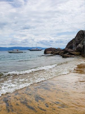 BARCOS PESQUEIROS EM PRAIA COM PEDRAS