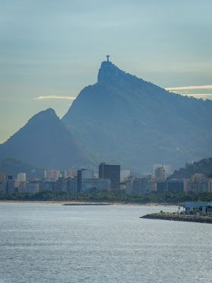 MAR DO RIO DE JANEIRO COM CRISTO REDENTOR AO FUNDO