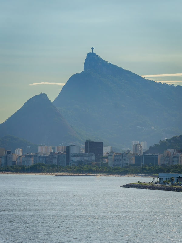 MAR DO RIO DE JANEIRO COM CRISTO REDENTOR AO FUNDO