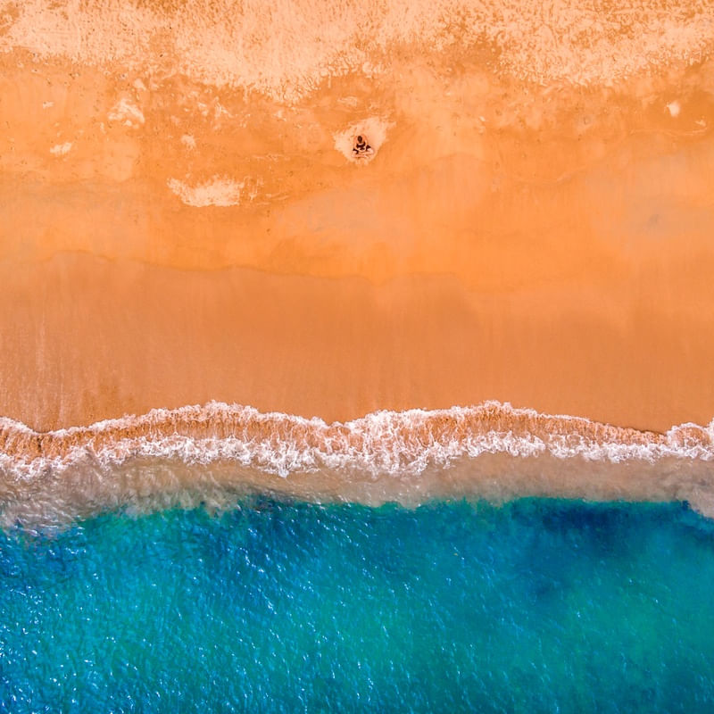 PRAIA EM ILHABELA VISTA DE UM DRONE