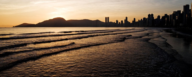 ENTARDECER NA PRAIA DE CAMBORIÚ