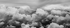 NUVENS EM PRETO E BANCO