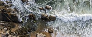 ONDAS E PEDRAS NA PRAIA