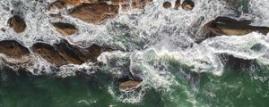 ONDAS BATENDO NAS PEDRAS