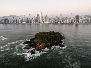 PRÉDIOS NA ORLA DE CAMBORIÚ