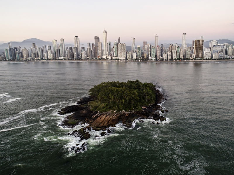 PRÉDIOS NA ORLA DE CAMBORIÚ