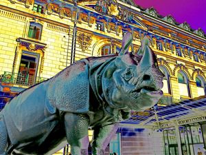RINO ESTILIZADO EM FRENTE AO ORSAY