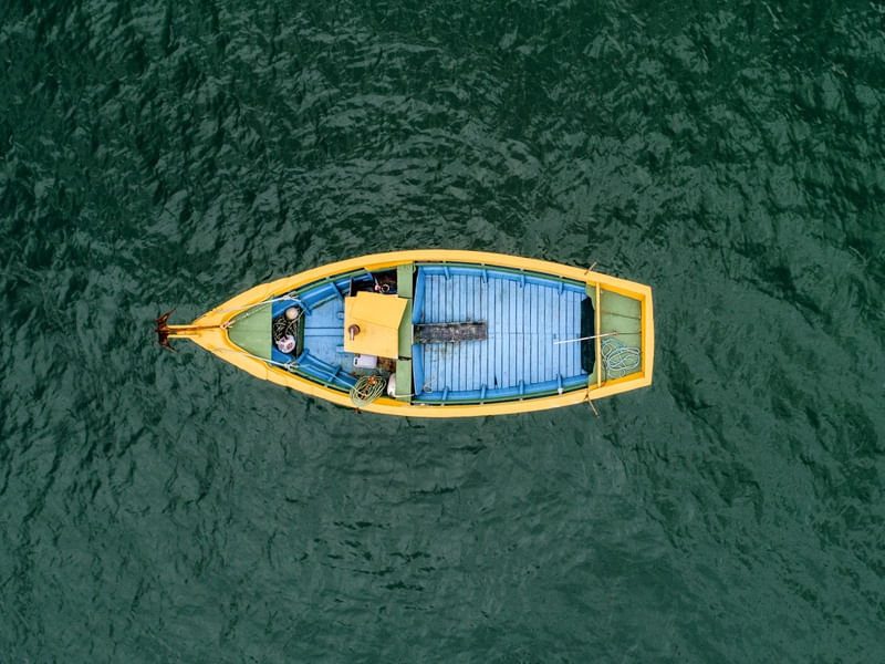 O BARCO AZUL E AMARELO