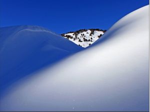 MONTANHA EM AZUL E BRANCO