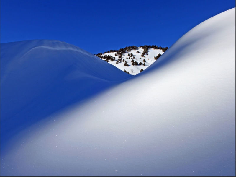 MONTANHA EM AZUL E BRANCO