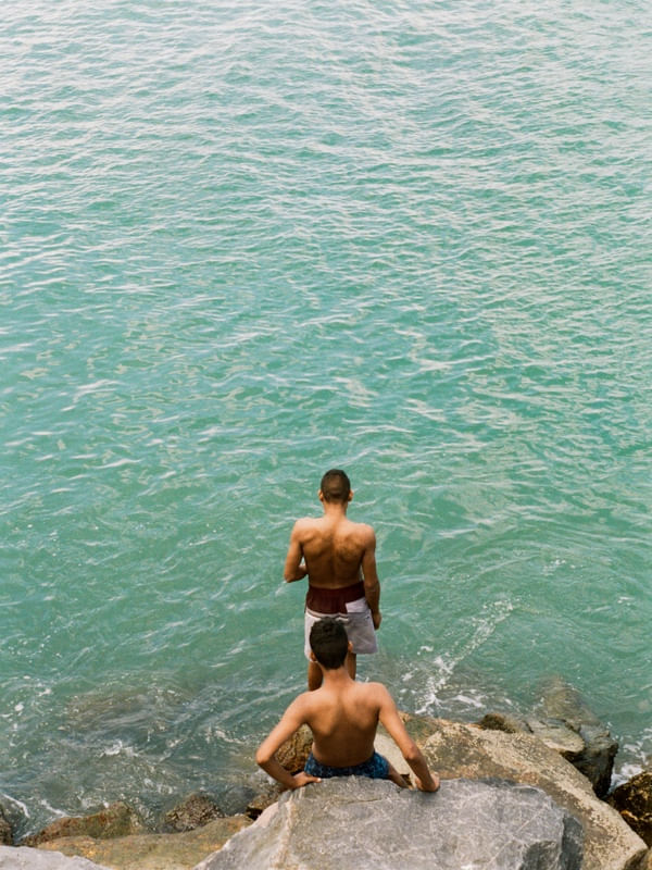 MENINOS NO MAR