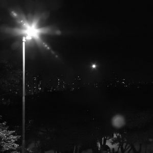 LUZ, LUA, REFLEXO E CIDADE