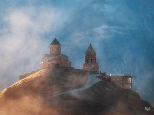 TEMPLO HISTÓRICO NAS MONTANHAS