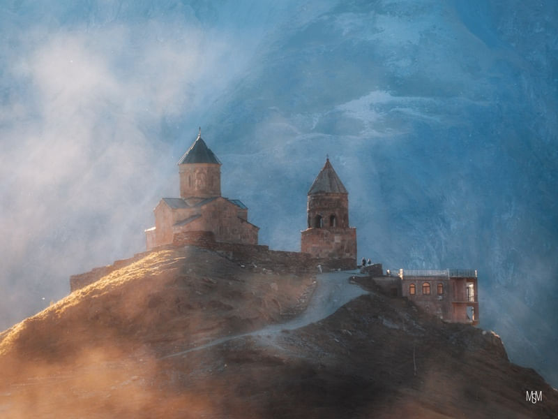 TEMPLO HISTÓRICO NAS MONTANHAS
