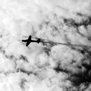 AVIÃO NO CÉU P&B