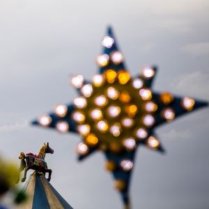 O CAVALINHO DO CARROSEL E AS LUZES DO PARQUE DE DIVERSÃO
