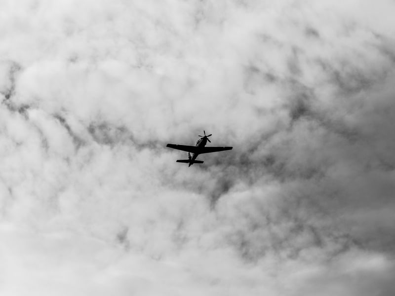 AVIÃO NO CÉU P&B I