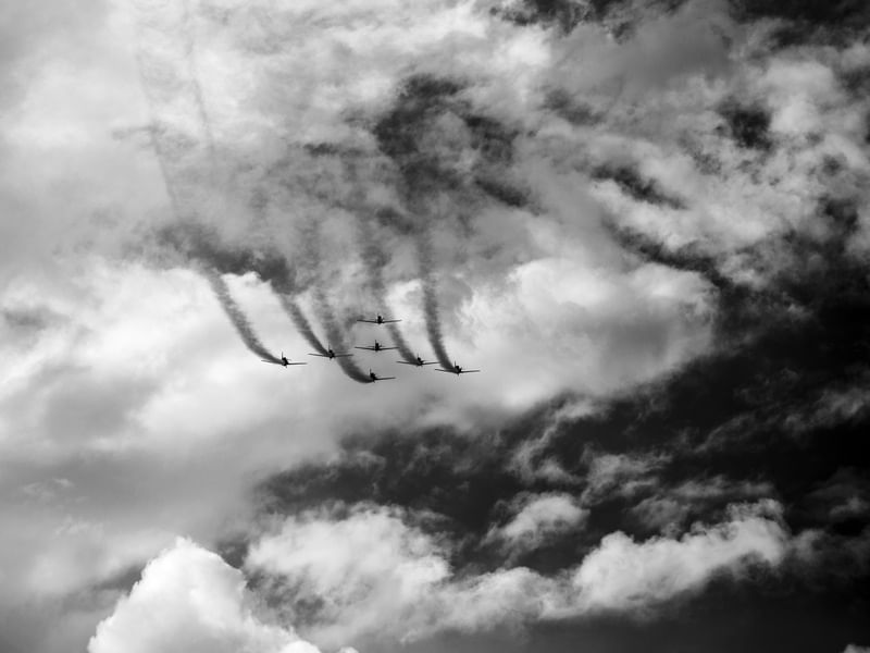 OS AVIÕES E AS NUVENS P&B