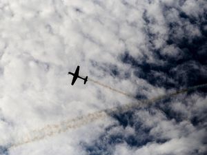 O AVIÃO E AS NUVENS