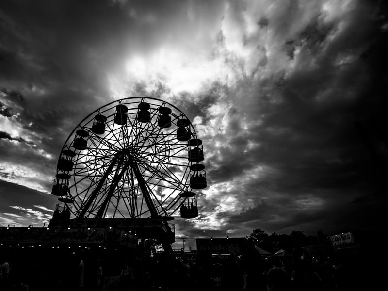 A BELEZA DA RODA GIGANTE AO ENTARDECER