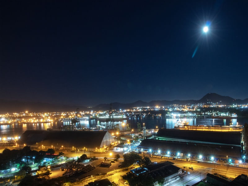 LUA AZUL SOBRE O PORTO