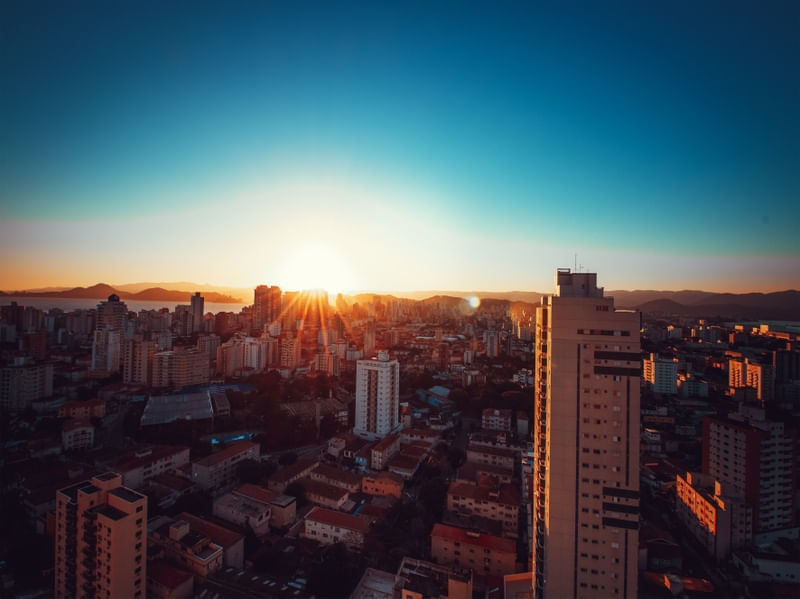 POR DO SOL VERMELHO NA BAIXADA SANTISTA