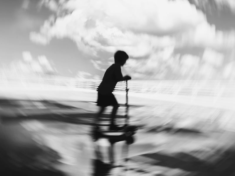 CRIANÇA DE PATINETE EM MOVIMENTO