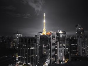 TORRE ILUMINADA NA NOITE ESCURA