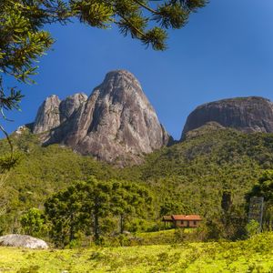 CASA NO CAMPO - TRÊS PICOS - RJ