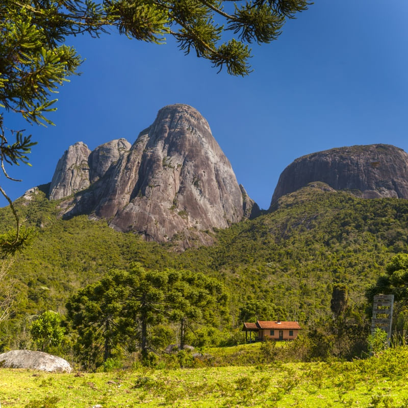 CASA NO CAMPO - TRÊS PICOS - RJ