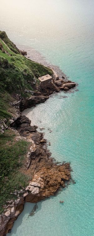 PEDRAS BEIJANDO O MAR AZUL - PANORAMICO