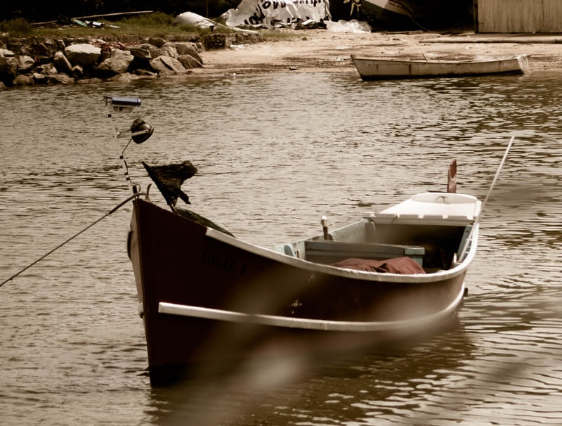 UM BARCO