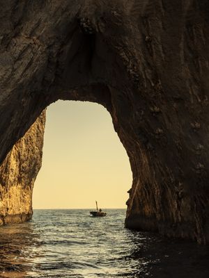 BARCO SOB A ROCHA EM CAPRI