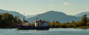 PEQUENO BARCO ANCORADO