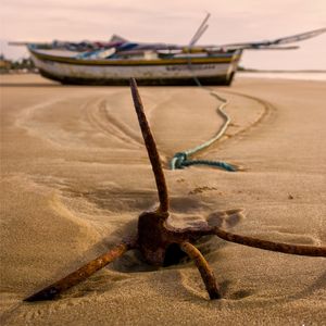 ÂNCORA NA PRAIA