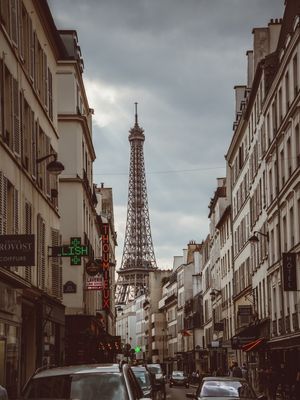 TORRE EIFFEL E AS RUAS DE PARIS